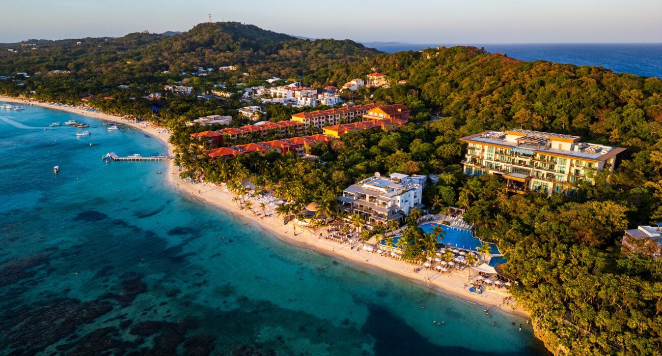 The Best Resorts in Roatan That You Can Book with Points