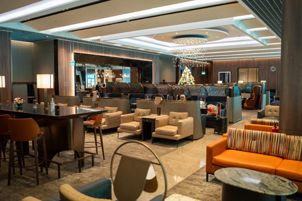 Main seating area of the Singapore Airlines SilverKris Lounge at Changi Airport with armchairs, sofas, and workspaces.